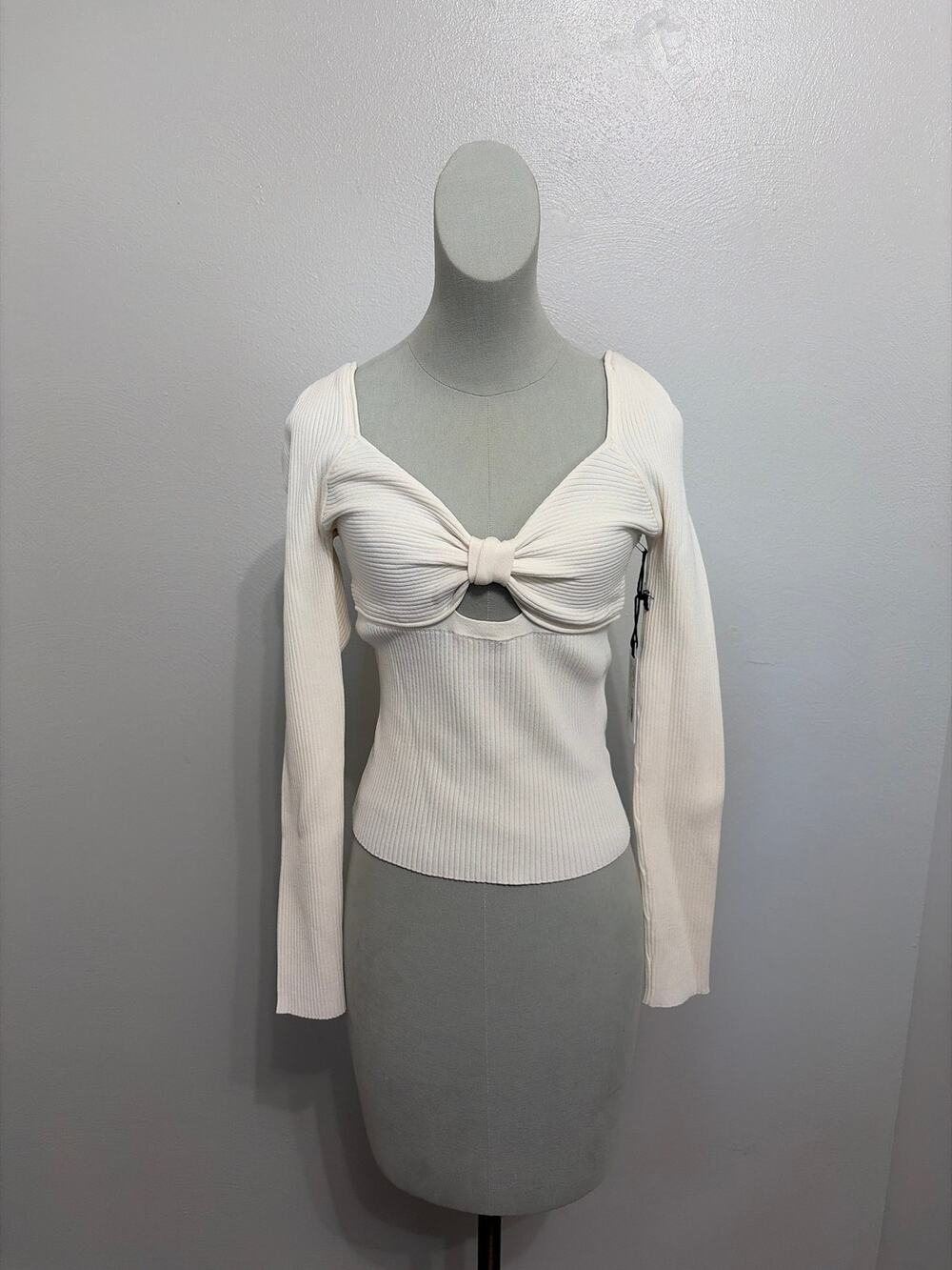 ASTR Tivoli Keyhole knot top in Off White. Size Large